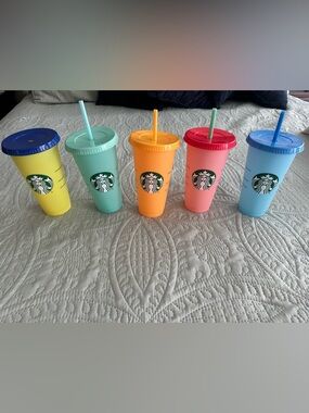 Starbucks Color-Changing Pastel Cups - 5 cups and lids 4 straws